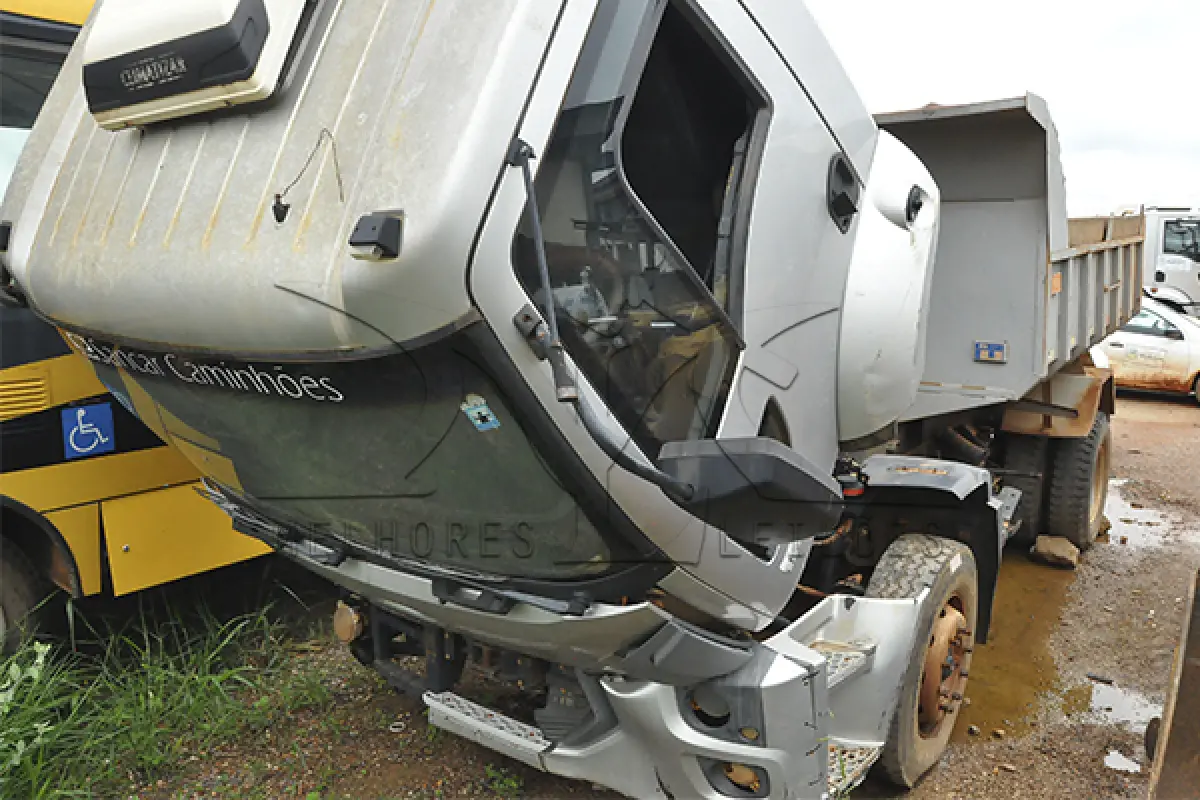 LOTE 002 - FORD CARGO 1519 B - PLACA GOW-7847 - ANO 2012 2013 - COR PRATA