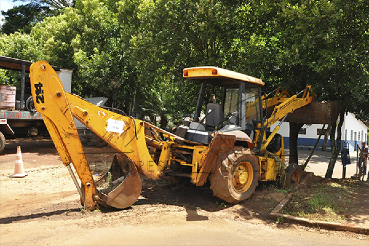 LOTE 050 - RETROESCAVADEIRA TRACBEL - 214E -	RE06 - 2002