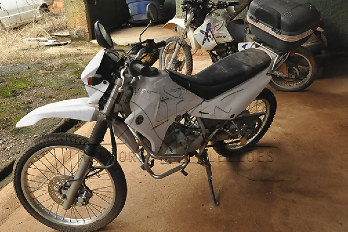 LOTE 011 - YAMAHA XTZ 125E - PLACA HCR-7925 - ANO 2005 2005 - COR BRANCA