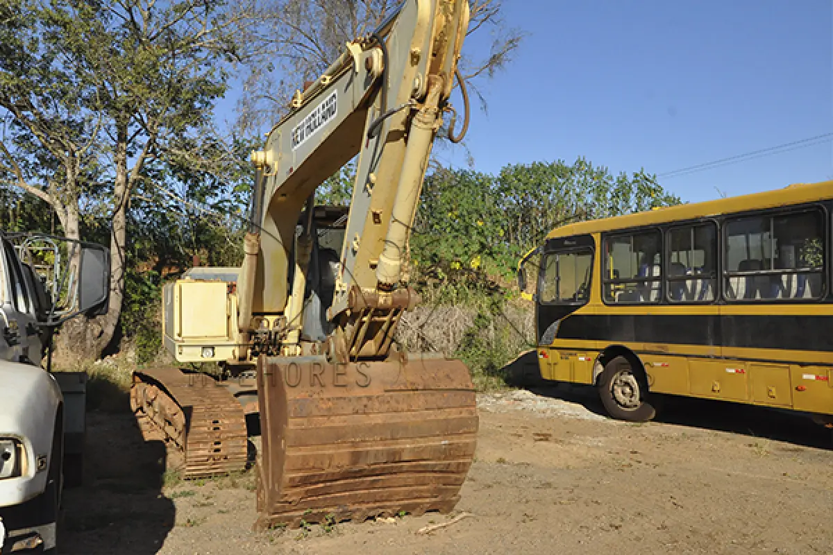LOTE 001 - NEW HOLLAND ESCAVADEIRA FX 215 LC - ANO 2005