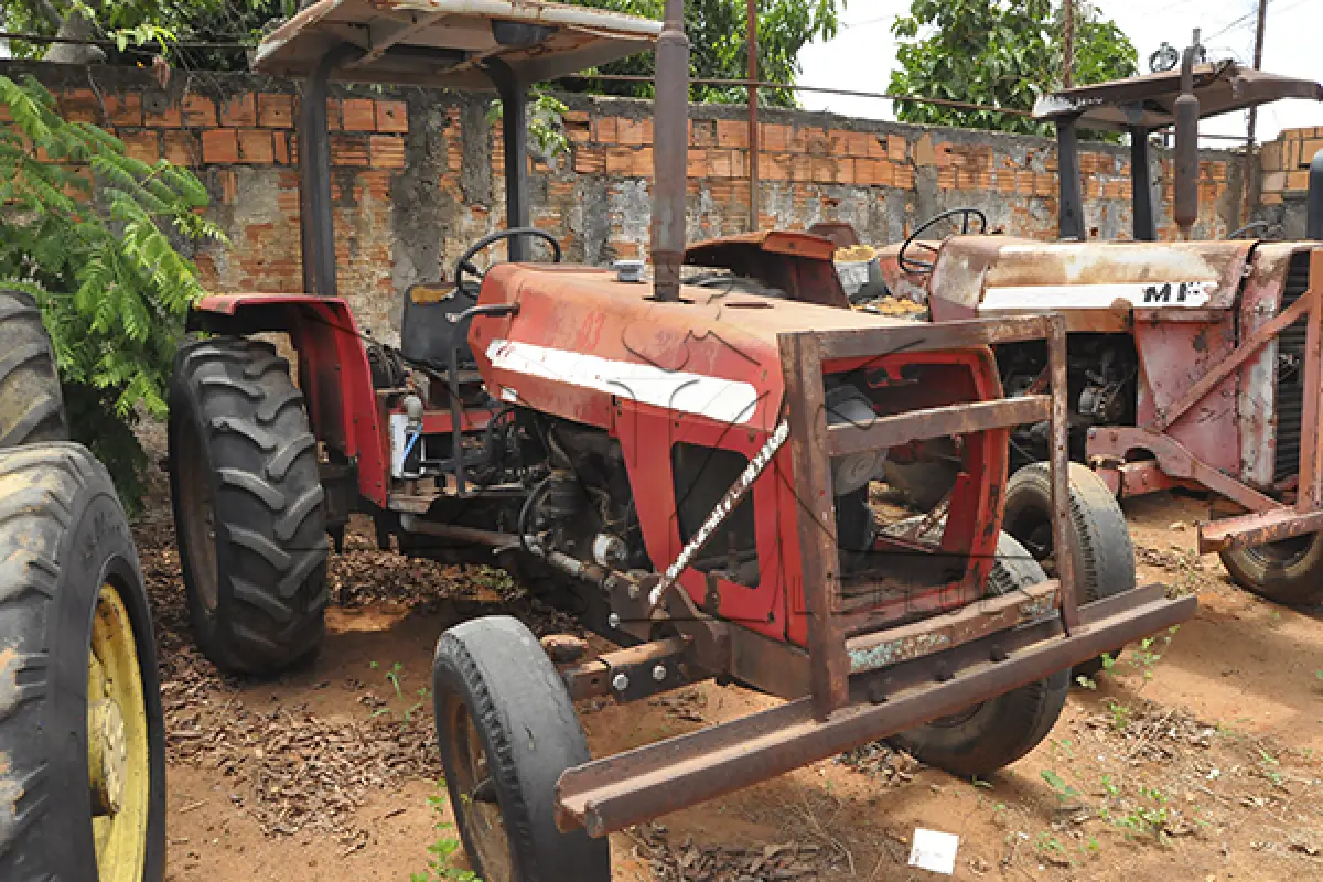 LOTE 004 - TRATOR MASSEY FERGUNSON ON 265 - ANO S.ID