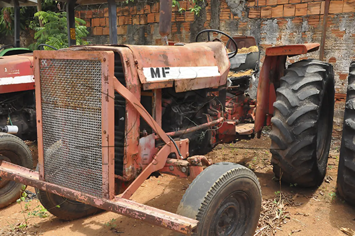 LOTE 003 - TRATOR MASSEY FERGUNSON ON 275 - ANO S.ID