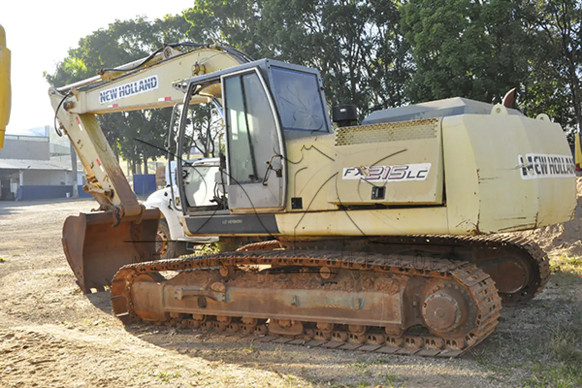 LOTE 001 - NEW HOLLAND ESCAVADEIRA FX 215 LC - ANO 2005