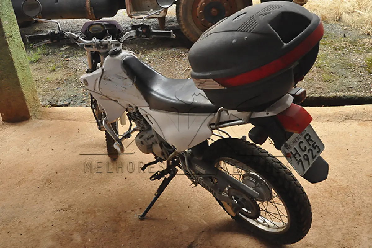 LOTE 011 - YAMAHA XTZ 125E - PLACA HCR-7925 - ANO 2005 2005 - COR BRANCA