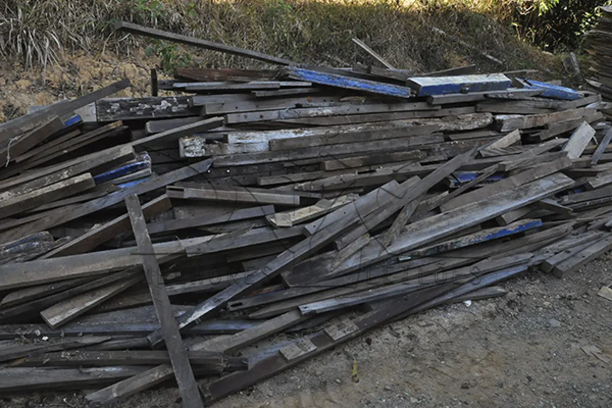 LOTE 028 - SUCATA - MONTANTE - DERIVADO TELHADO - TELHA - MADEIRA