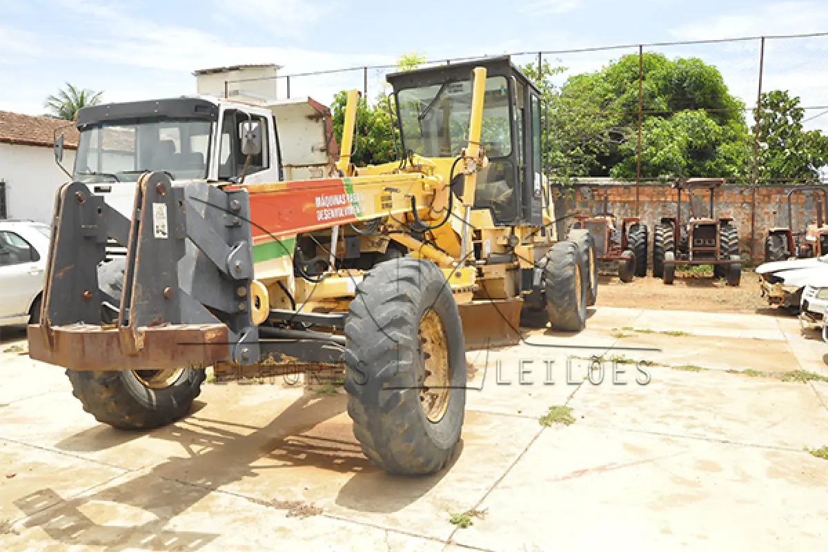 LOTE 009 - MOTONIVELADORA - RG140.B BASE – ANO 2006