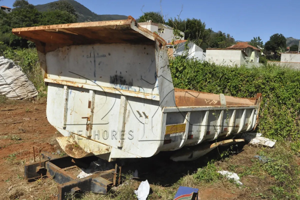 LOTE 005 - CARROCERIA BASCULANTE