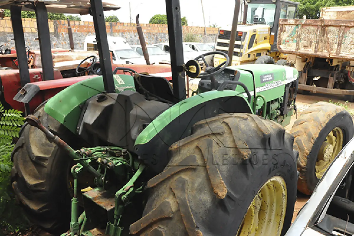 LOTE 005 - TRATOR - JOHN DEERE – ANO 2011