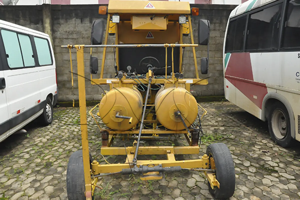 LOTE 007 - MAQUINA DE PINTURA DE FAIXAS EM VIAS