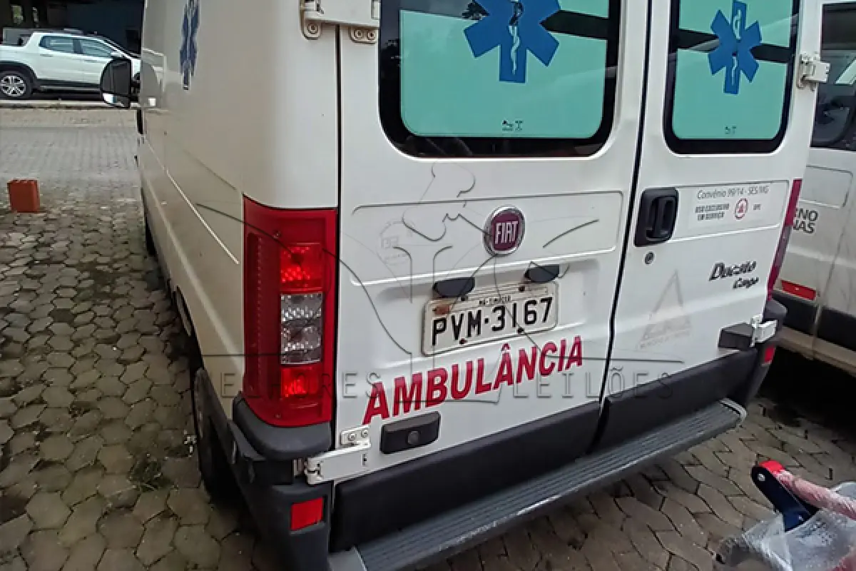LOTE 002 - FIAT CAMINHONETE AMBULANCIA - PLACA PVM-3167 - ANO 2014 2015 - COR BRANCA