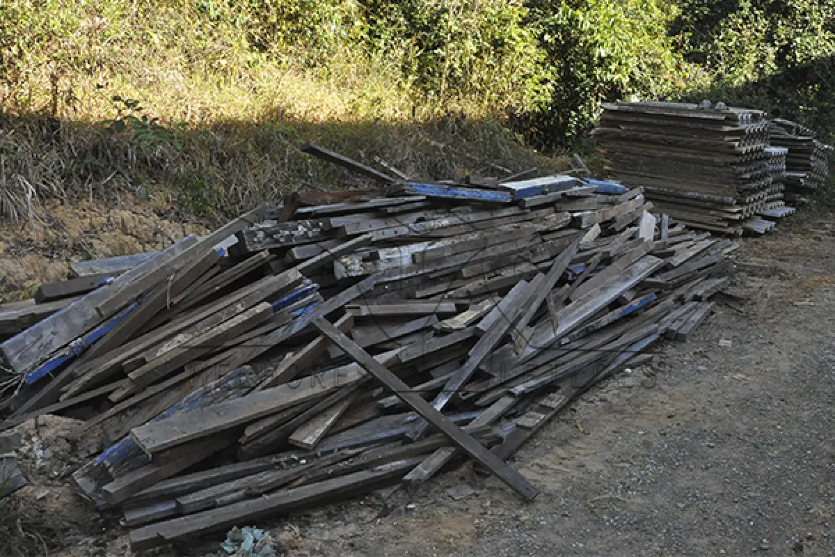 LOTE 028 - SUCATA - MONTANTE - DERIVADO TELHADO - TELHA - MADEIRA