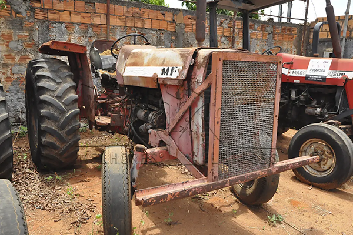 LOTE 003 - TRATOR MASSEY FERGUNSON ON 275 - ANO S.ID