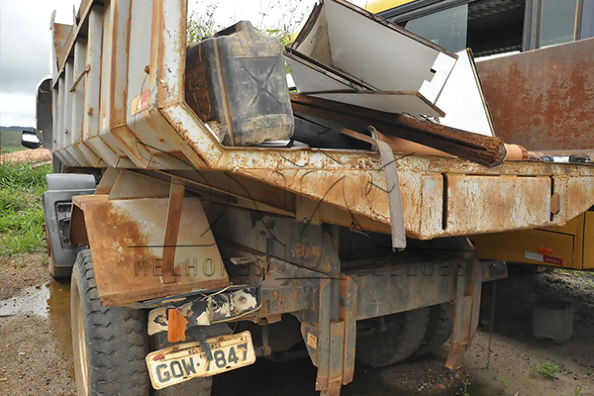 LOTE 002 - FORD CARGO 1519 B - PLACA GOW-7847 - ANO 2012 2013 - COR PRATA