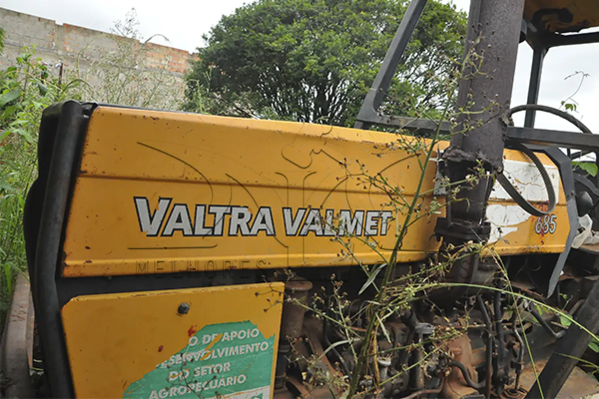 LOTE 007 - TRATOR AGRICOLA VALTRA VALMET 4X2 MODELO 685 - ANO 1999  - COR AMARELA