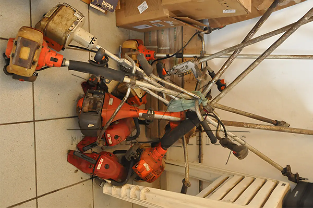 LOTE 010 - ROÇADEIRA, COMPRESSOR AR, GUINDASTE GIRAFA, MOTOR ELETRICO, BOMBA, ESTINTOR E GERADOR DE ENERGIA A GASOLINA