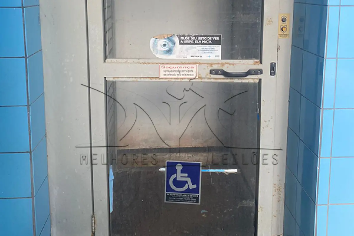 LOTE 011 - ELEVADOR PARA CADEIRANTE OU TRÊS PASSAGEIROS