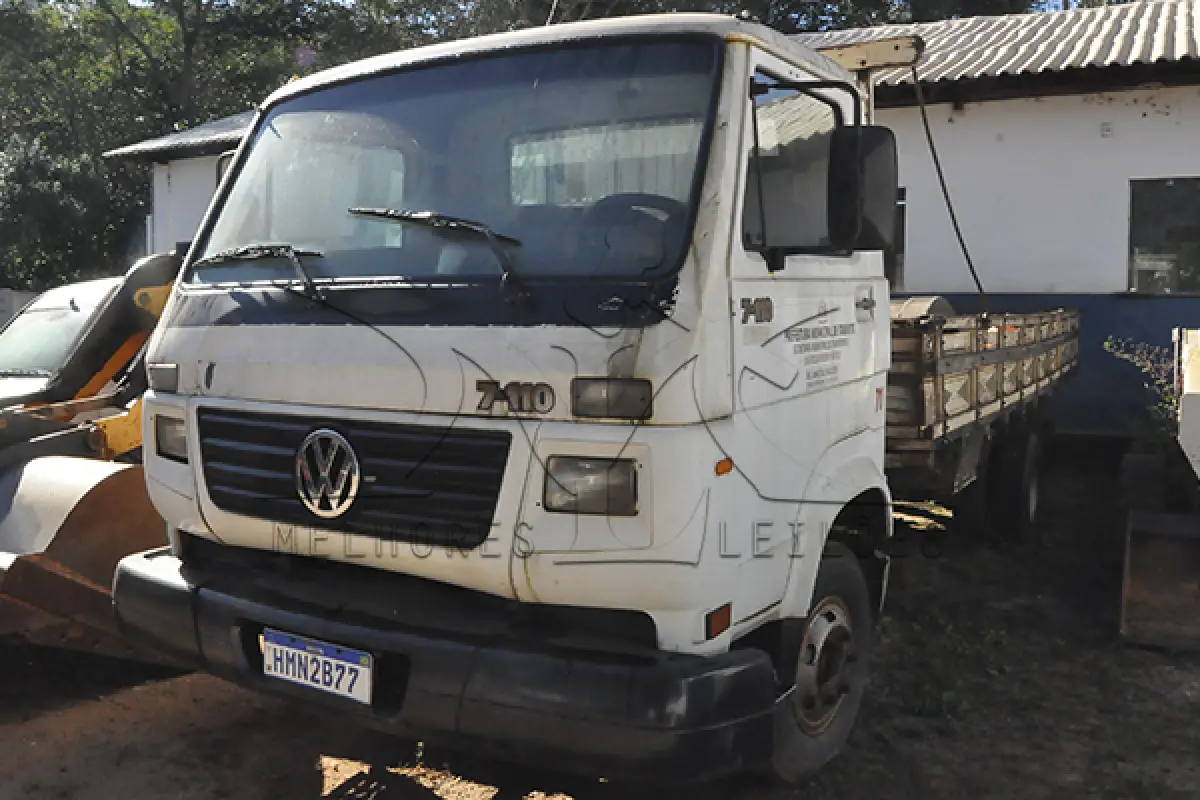 LOTE 007 - VW 7.110 - PLACA HMN2B77