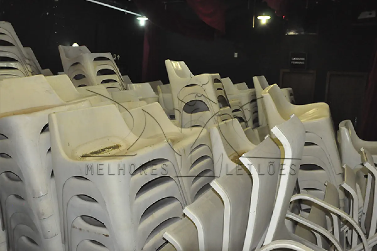 LOTE 005 - MONTANTE DE CADEIRAS EM FIBRA DE VIDRO