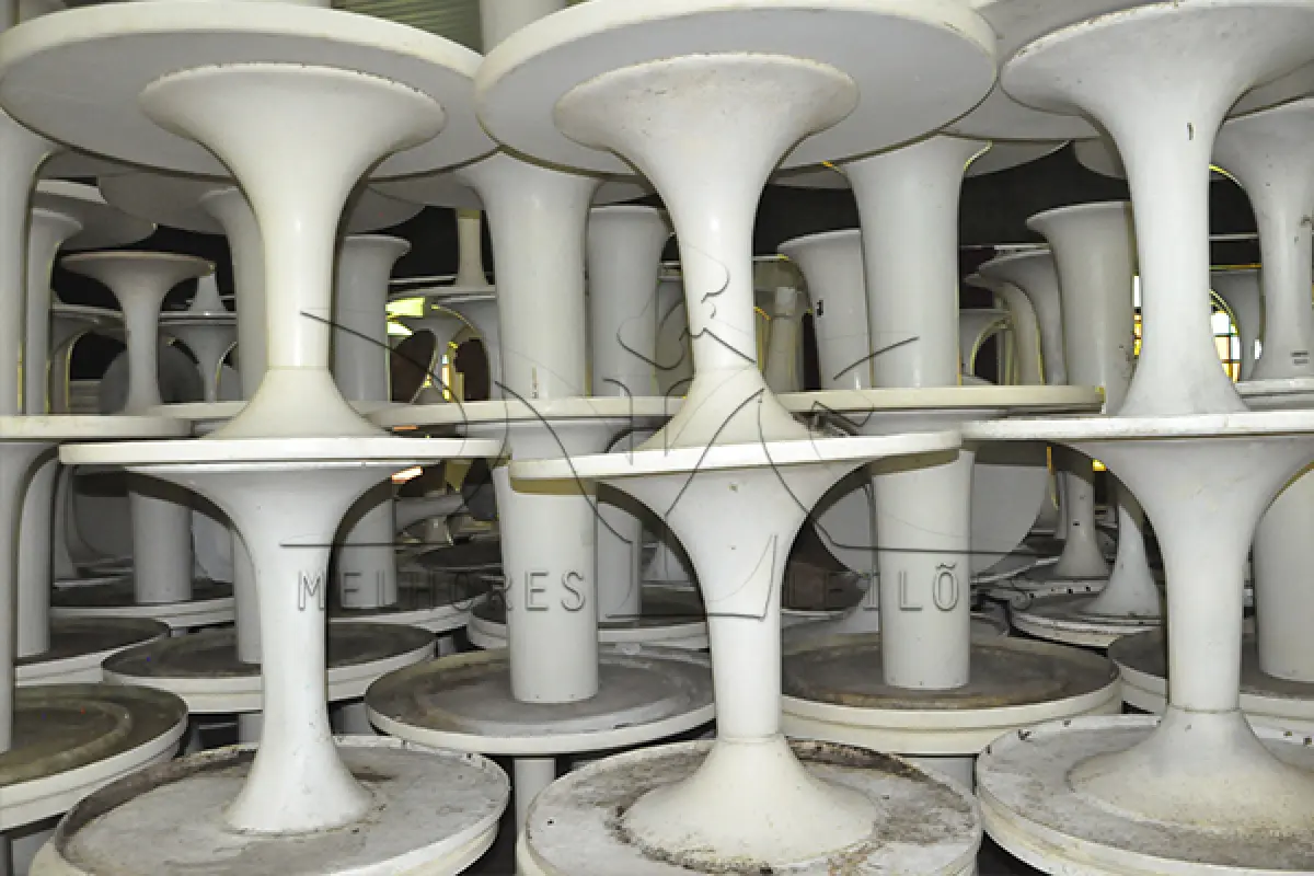 LOTE 003 - MONTANTE DE MESAS EM FIBRA DE VIDRO