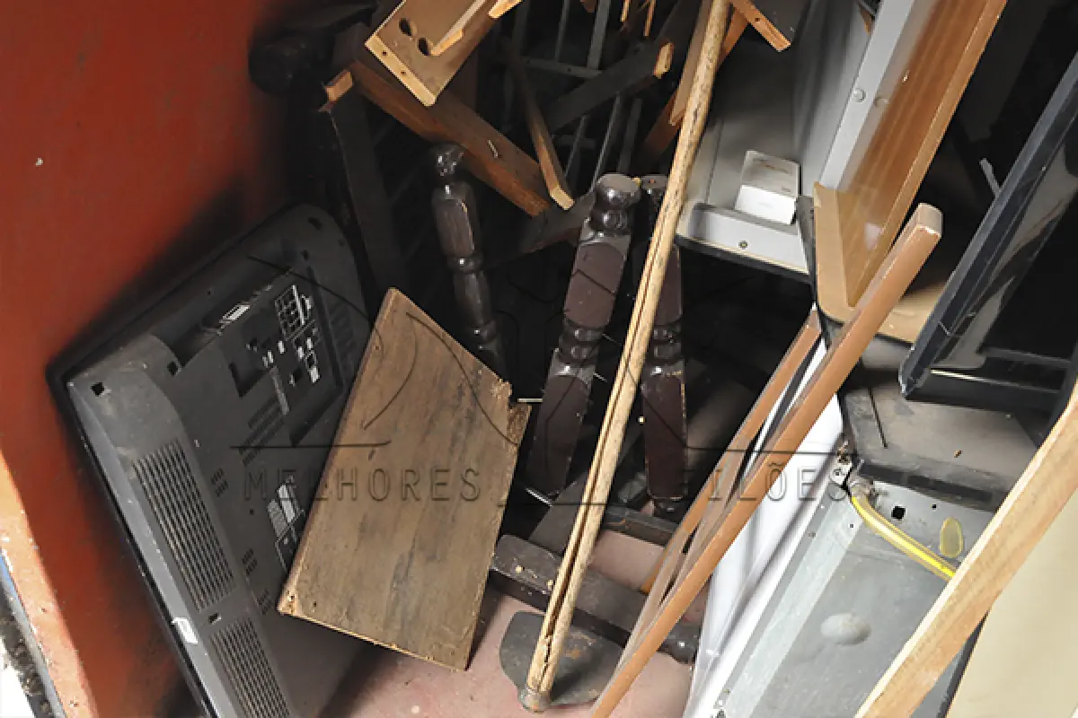 LOTE 049 - SUCATA -  ELETRODOMÉSTICO, MOBÍLIAS E DIVERSOS