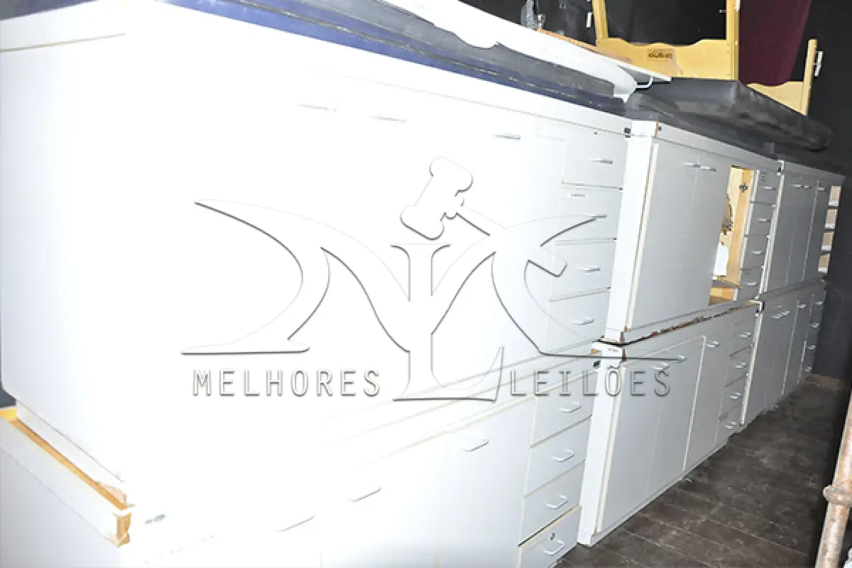 LOTE 001 - SUCATA - FOGÕES, BALCÕES, GELADEIRAS, AUTOCLAVE, PASS THROUGH FRIO, MESA PARA EXAME E CAMAS P/EXAME MEDICO