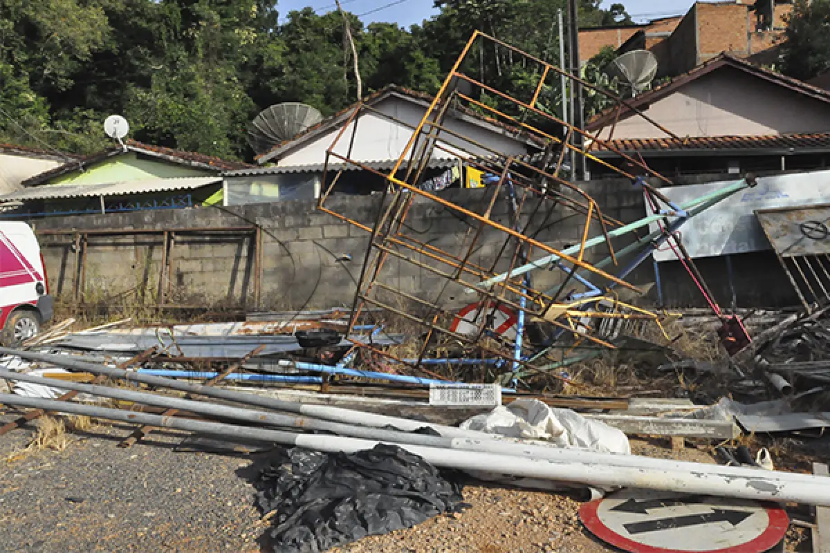 LOTE 010 - SUCATA - MONTANTE - FERRAGEM, PECA MECANICA E MATERIAL DE CONSTRUÇÃO