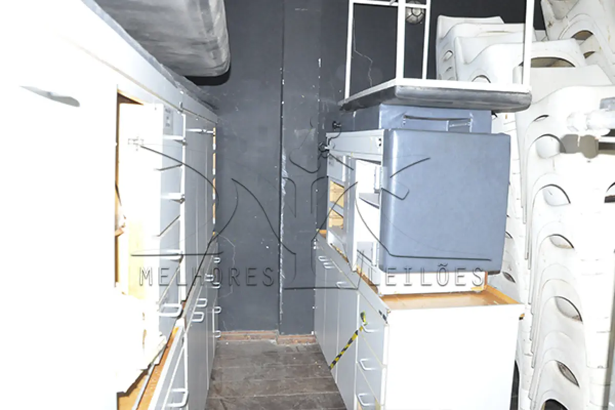 LOTE 001 - SUCATA - FOGÕES, BALCÕES, GELADEIRAS, AUTOCLAVE, PASS THROUGH FRIO, MESA PARA EXAME E CAMAS P/EXAME MEDICO