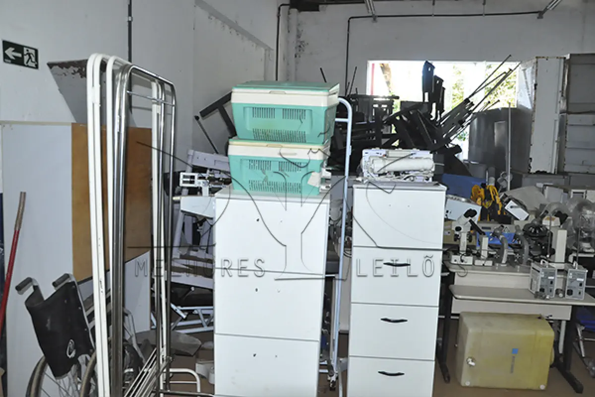 LOTE 015 - SUCATA DE MÓVEIS INSERVIVEIS