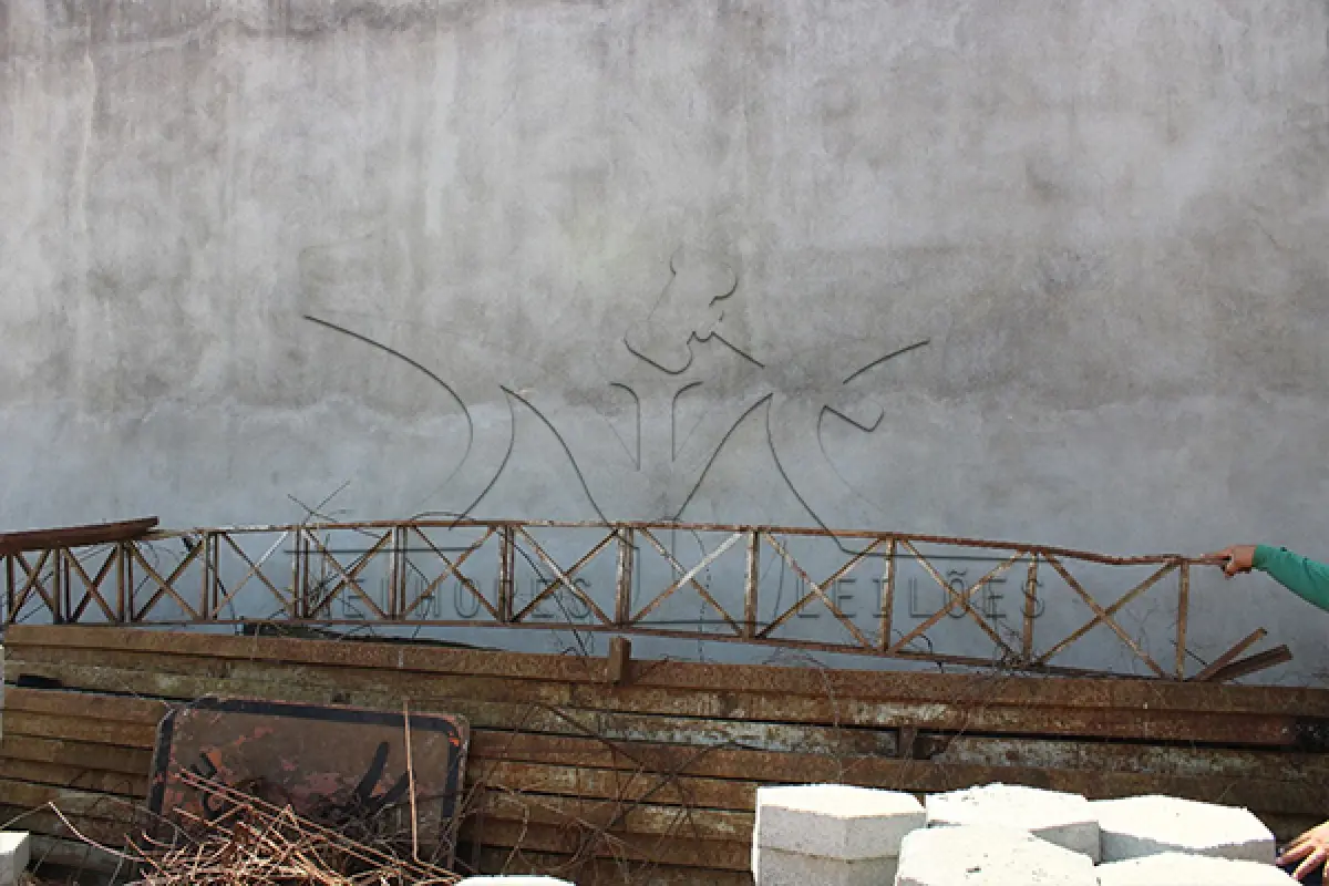 LOTE 017 - SUCATA - TRAVESSAS METÁLICAS - LIXEIRAS METÁLICAS