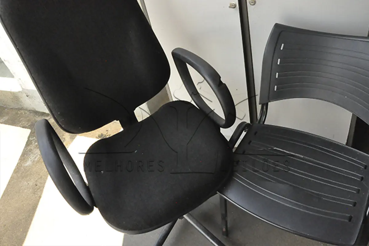 LOTE 015 - SUCATA - CADEIRAS DE ESCRITÓRIO
