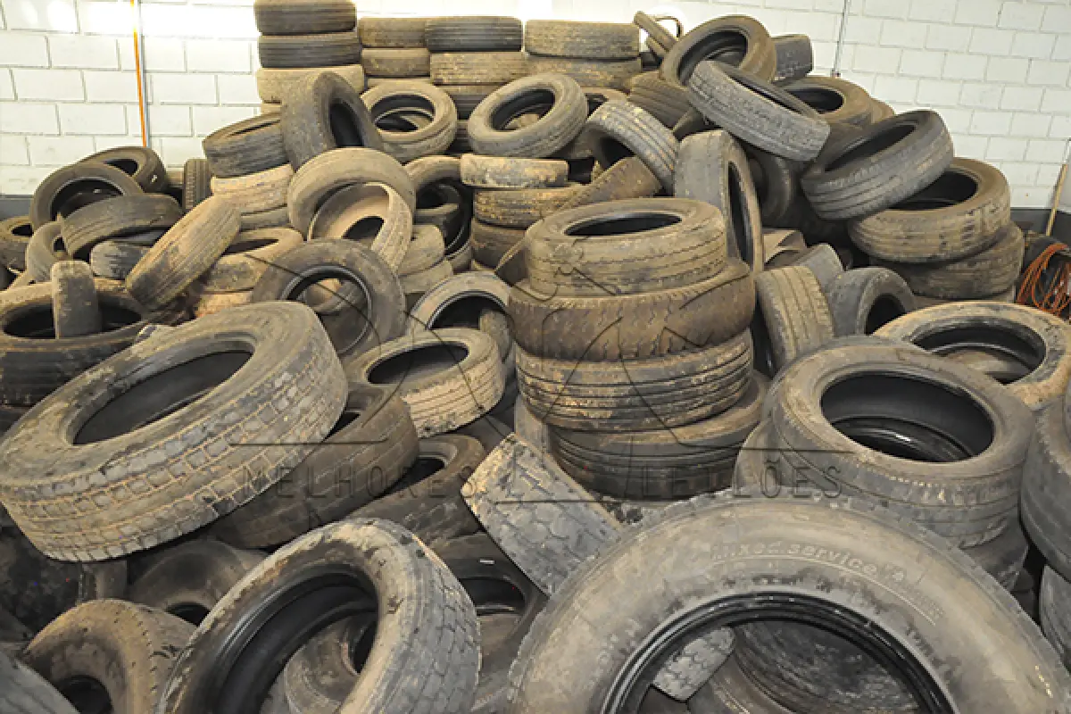 LOTE 009 - SUCATA - MONTANTE - PNEUS DE MAQUINAS, TRATORES, CAMINHÃO E VEICULOS