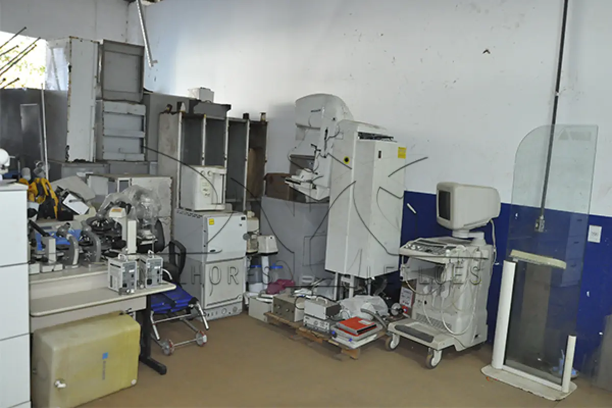 LOTE 015 - SUCATA DE MÓVEIS INSERVIVEIS