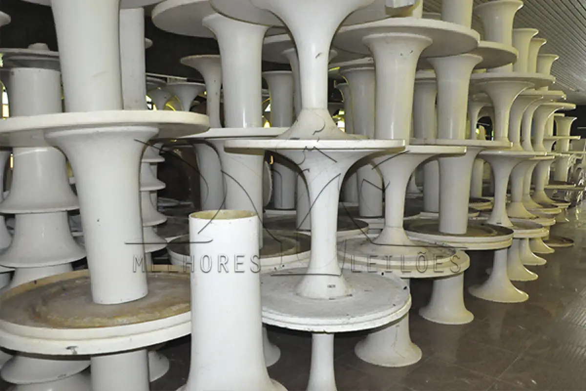 LOTE 003 - MONTANTE DE MESAS EM FIBRA DE VIDRO