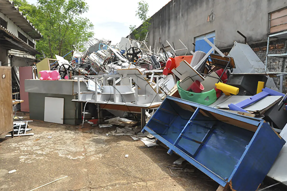 LOTE 047 - SUCATA - ELETRÔNICO, INFORMÁTICA, EQUIPAMENTOS, MOBÍLIAS E DIVERSOS