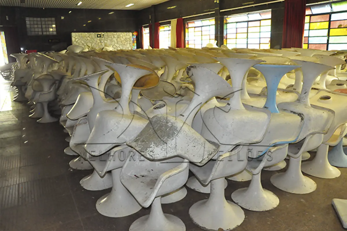 LOTE 005 - MONTANTE DE CADEIRAS EM FIBRA DE VIDRO