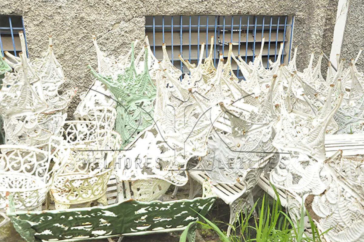 LOTE 004 - MONTANTE DE MESAS E CADEIRAS EM FERRO FUNDIDO