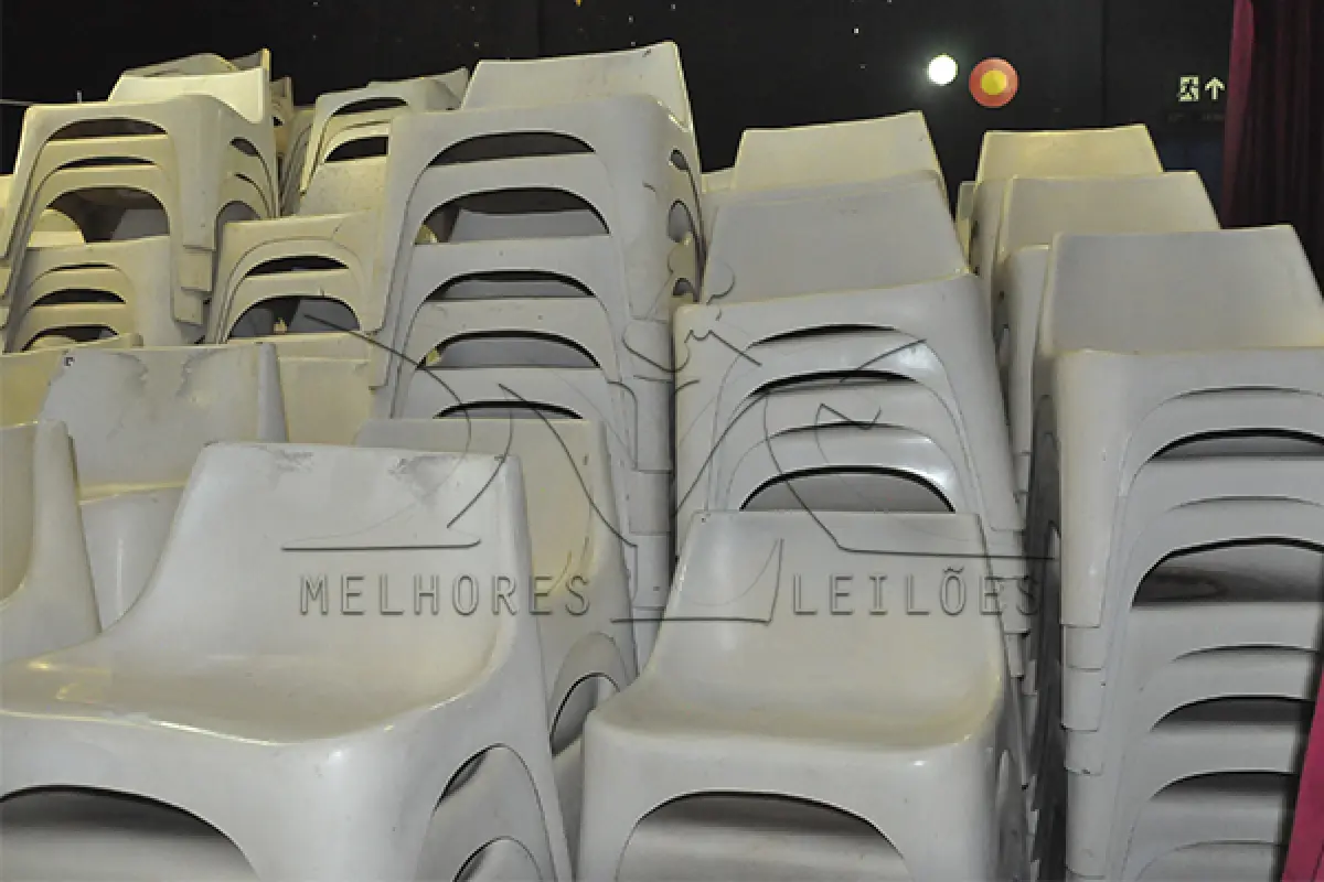 LOTE 005 - MONTANTE DE CADEIRAS EM FIBRA DE VIDRO