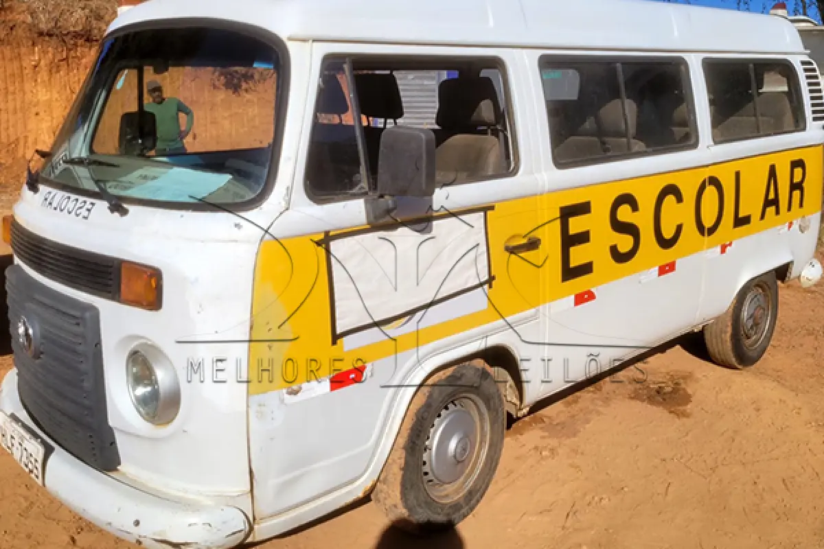 LOTE 006 - VW KOMBI ESCOLAR - ANO 2011 2012