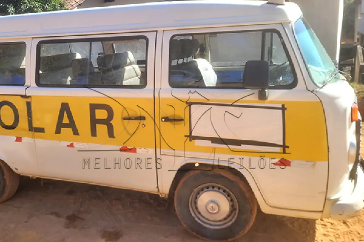 LOTE 006 - VW KOMBI ESCOLAR - ANO 2011 2012