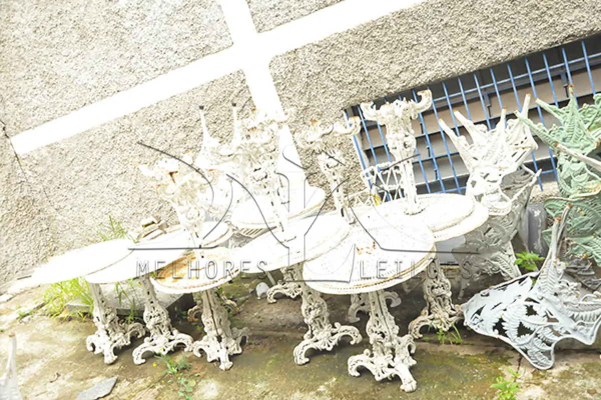 LOTE 004 - MONTANTE DE MESAS E CADEIRAS EM FERRO FUNDIDO