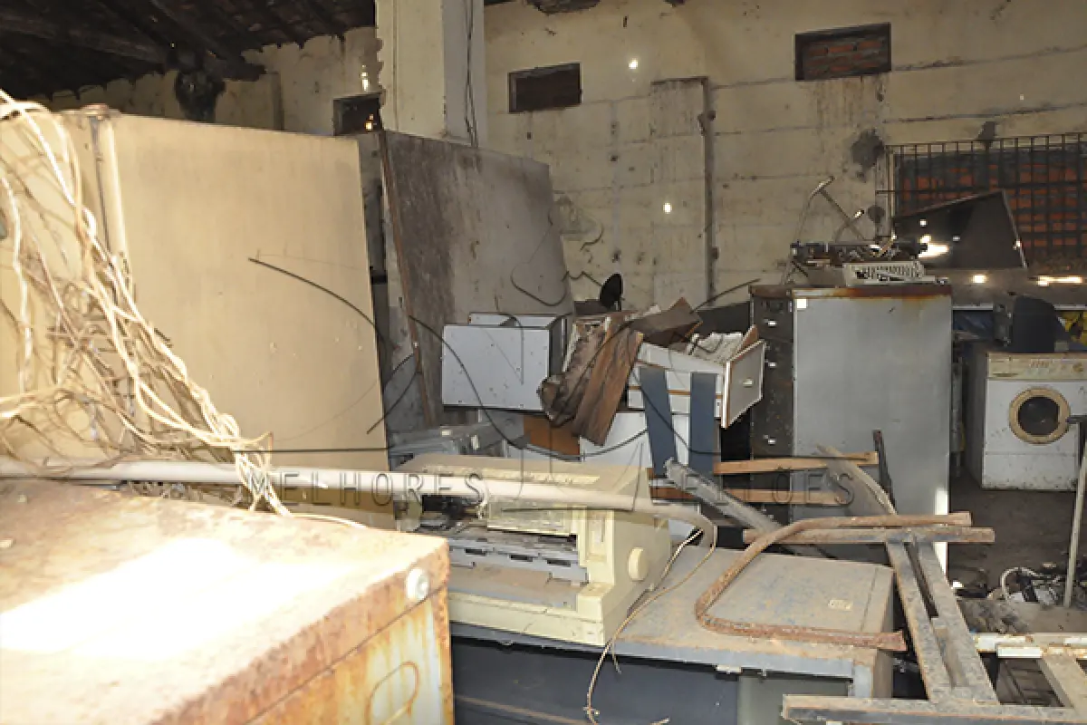 LOTE 049 - SUCATA -  ELETRODOMÉSTICO, MOBÍLIAS E DIVERSOS