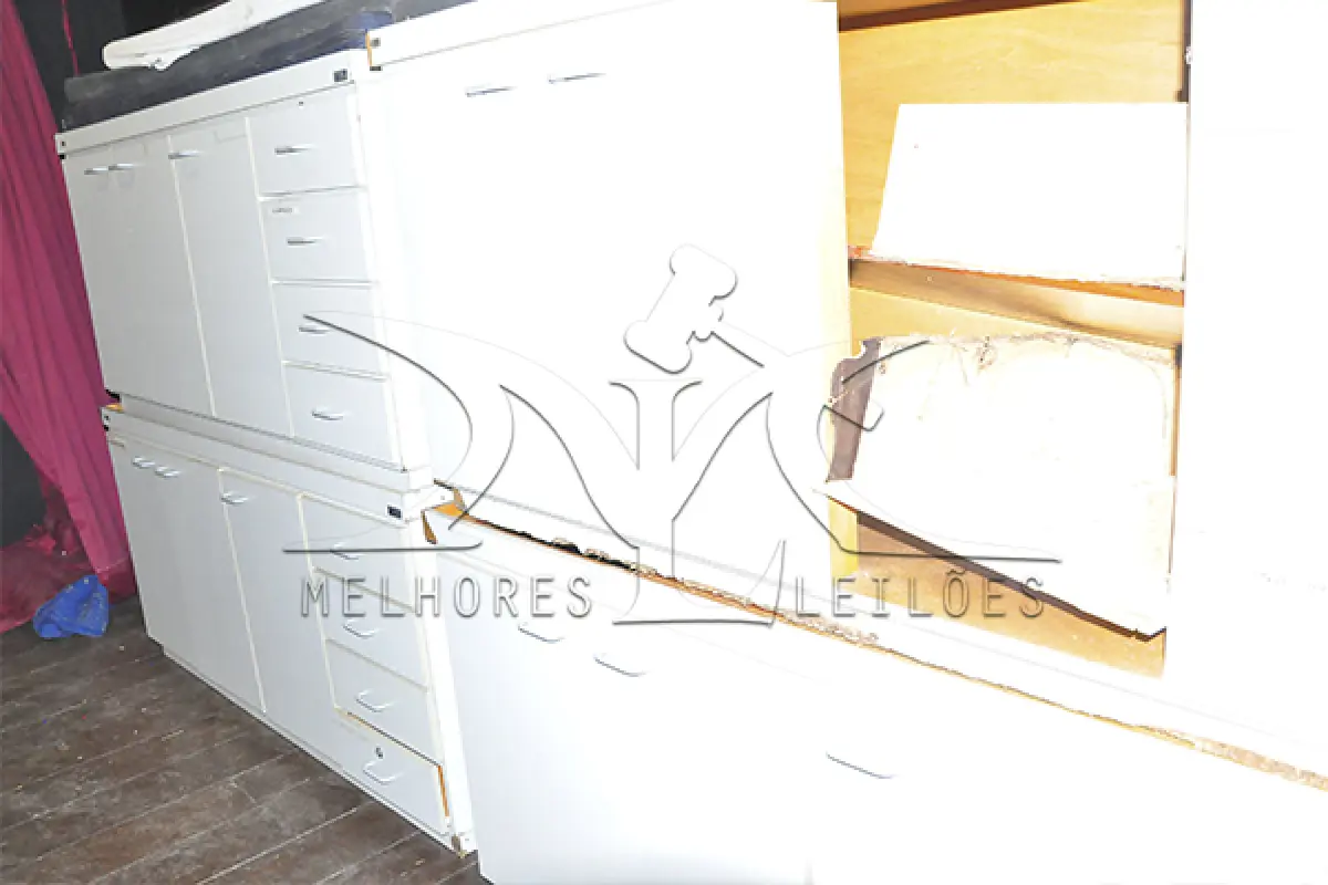 LOTE 001 - SUCATA - FOGÕES, BALCÕES, GELADEIRAS, AUTOCLAVE, PASS THROUGH FRIO, MESA PARA EXAME E CAMAS P/EXAME MEDICO