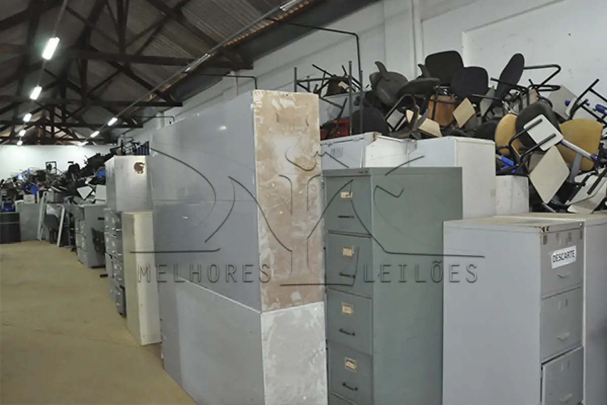 LOTE 015 - SUCATA DE MÓVEIS INSERVIVEIS