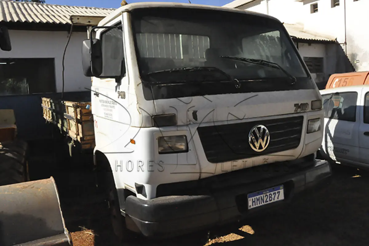 LOTE 007 - VW 7.110 - PLACA HMN2B77