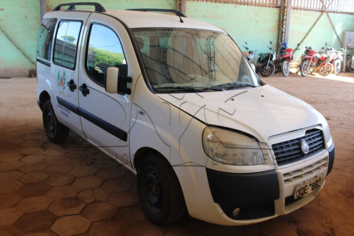 LOTE 005 - FIAT DOBLO ESSECE 1.8 - PLACA OQE-1882 - ANO 2013-2013