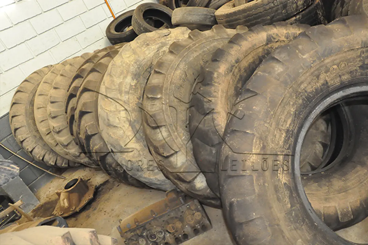 LOTE 009 - SUCATA - MONTANTE - PNEUS DE MAQUINAS, TRATORES, CAMINHÃO E VEICULOS