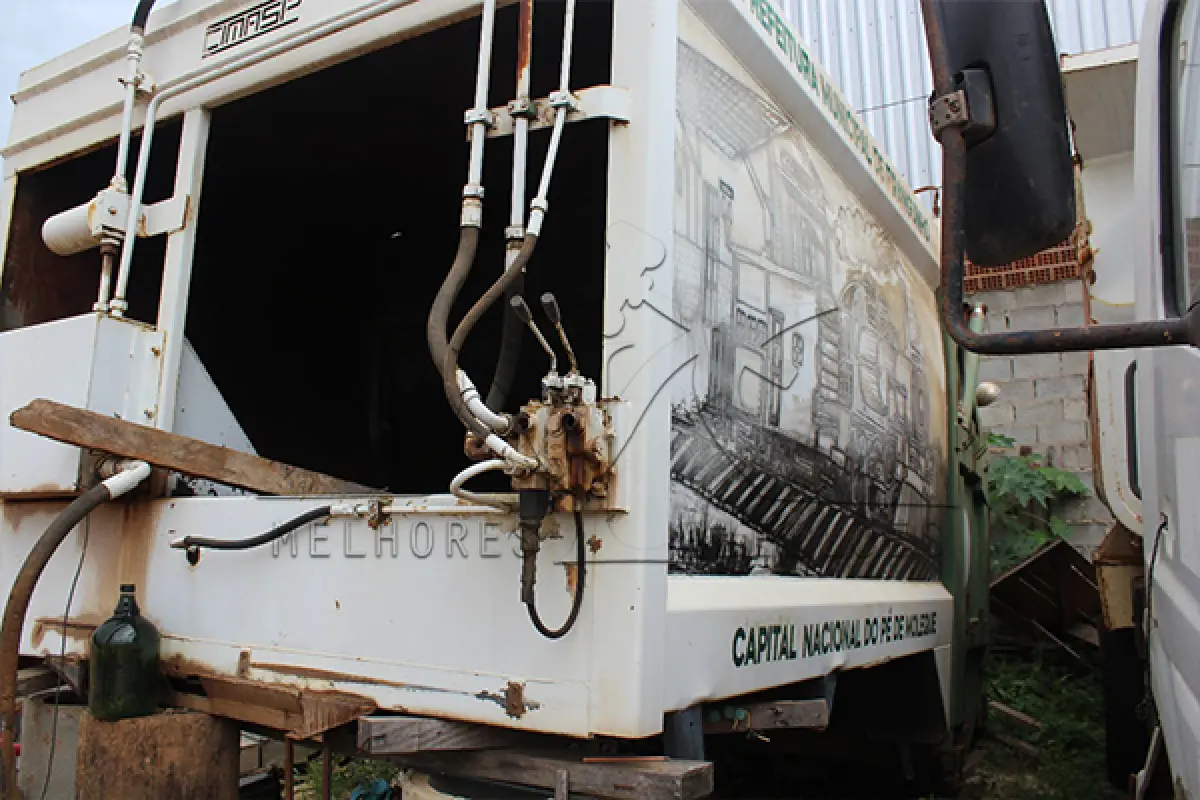 LOTE 010 - COMPACTADOR COLETOR DE LIXO