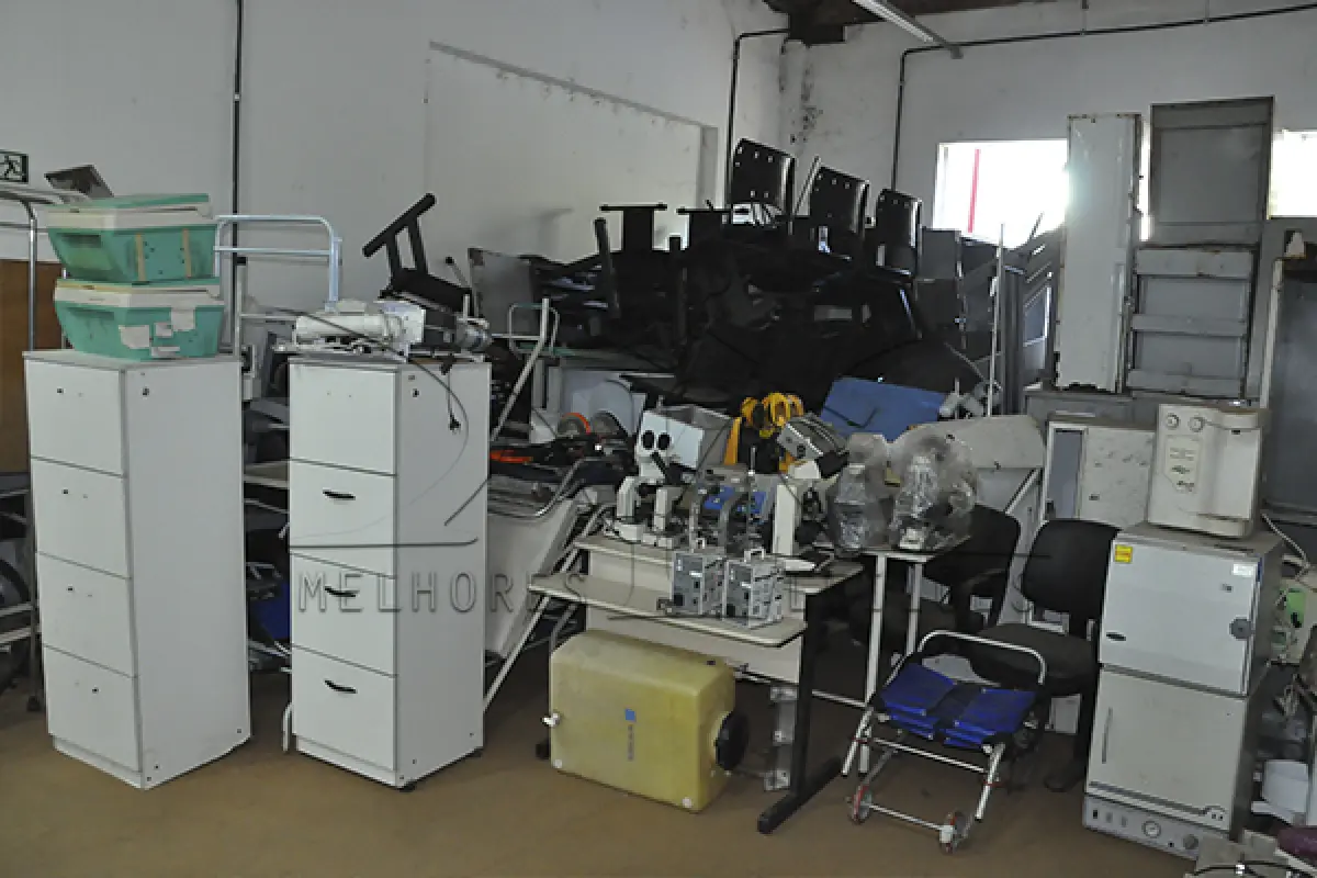 LOTE 015 - SUCATA DE MÓVEIS INSERVIVEIS