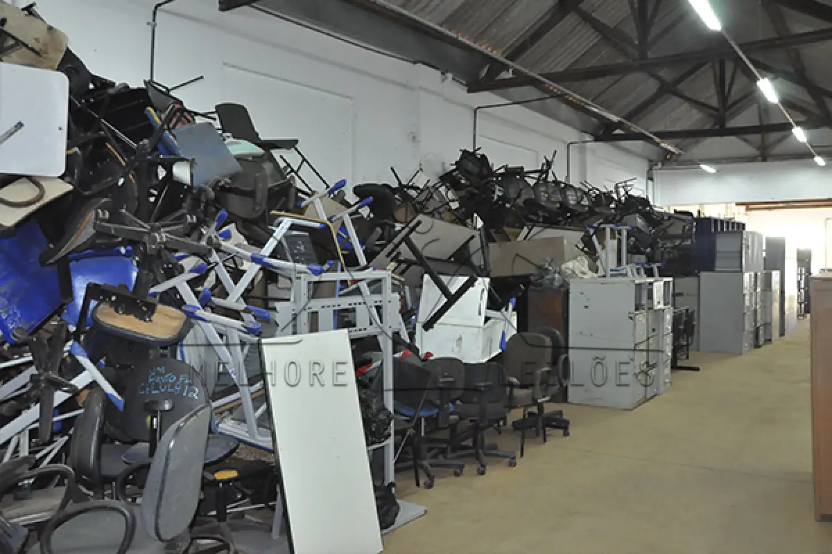 LOTE 015 - SUCATA DE MÓVEIS INSERVIVEIS