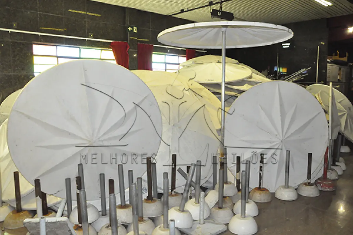 LOTE 006 - MONTANTE DE OMBRELONES EM FIBRA DE VIDRO